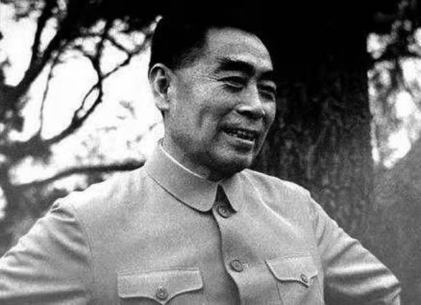 周恩来在宋家花园做抗战时事报告.jpg